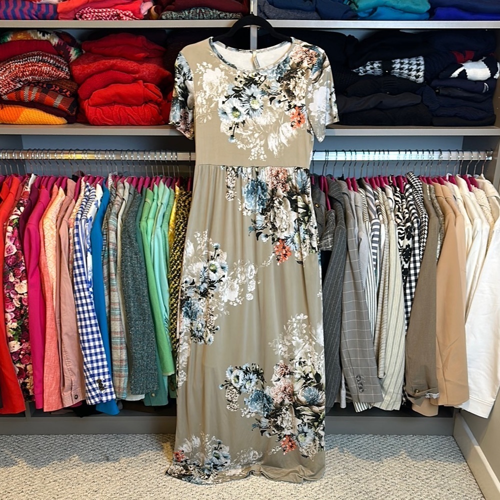 Bellamie gray/white/blue/taupe floral short sleeve maxi dress size S